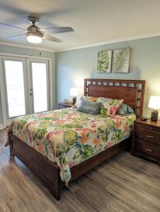 1 dormitorio con 1 cama y ventilador de techo en Biloxi Beach Condo-B en Biloxi