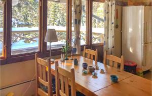 uma mesa de jantar com cadeiras e uma mesa com um candeeiro em 2 Bedroom Stunning Home In Norrtlje em Norrtälje