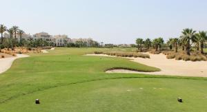 - Vistas a un campo de golf con palmeras en Luxury South Facing Golf Course Apartment & Pool in Roldan, en Las Pedreñas