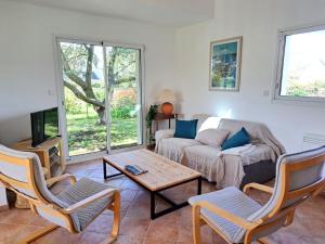 a living room with a couch and a table at Lann Vras - Maison proche littoral - K25 in Locmariaquer