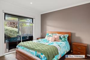 een slaapkamer met een bed en een groot raam bij 330 Church Street, Cowes in Cowes