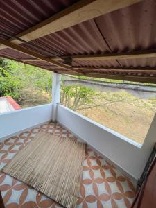 einen kleinen Balkon mit einem Teppich auf dem Boden in der Unterkunft Suite Casa PALUM Studio Apartment in Palomino