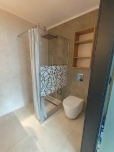 La salle de bains est pourvue d'une douche et de toilettes. dans l'établissement KELEIA NEW VILLAGE, à Celje