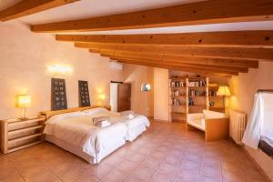 um quarto com uma cama grande e tectos em madeira em Sa Pobla 21842 Mallorca6 em Sa Pobla