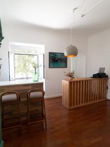 een woonkamer met een houten tafel en een raam bij Impact Beach House in Estoril