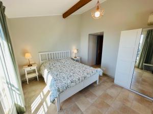 1 dormitorio con 1 cama, 2 mesas y una ventana en Maison Vue Mer Eze sur Mer, en Èze