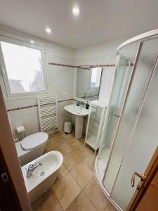 La salle de bains est pourvue de toilettes, d'un lavabo et d'une douche. dans l'établissement Maison Vue Mer Eze sur Mer, à Èze