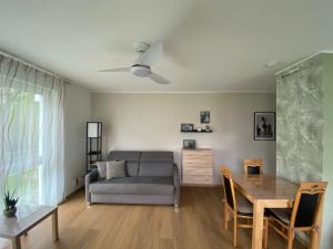 - un salon avec un canapé et une table dans l'établissement Helles Appartement mit Terrasse, à Friedrichshafen