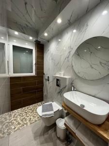 łazienka z białą umywalką i toaletą w obiekcie CARA Creta Home w mieście Kolimvari