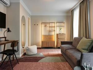 ein Wohnzimmer mit einem Sofa und einem Tisch in der Unterkunft Hotel St. Josef in Zürich