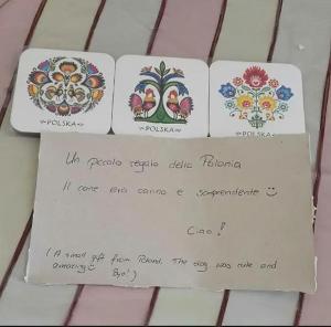 tre carte con disegni diversi su un pezzo di carta di Casa di Susy a Napoli
