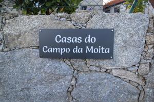 Um sinal numa rocha que diz Cesar do Campo da Moria em Casas do Campo da Moita em Baião