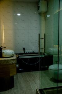 Ett badrum på Moratel Hotels