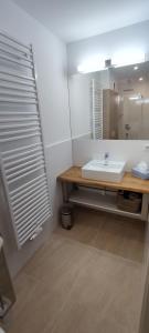 ein Bad mit einem Waschbecken und einem Spiegel in der Unterkunft Koje 2 in Graal-Müritz