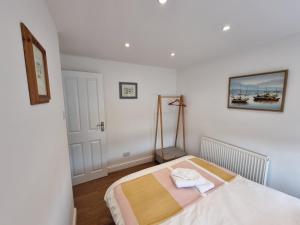 Un pat sau paturi într-o cameră la 28 ExcellentStays - Heathrow - 5 Bedroom House