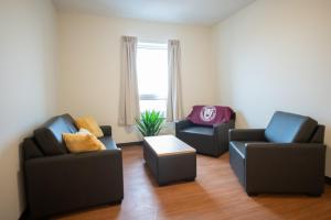 Uma área de estar em UPEI Summer Accommodations
