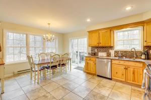 Gambar di galeri bagi Large Deck and Fire Pit Secluded Pocono Lake Home di Pocono Lake
