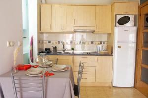 Kuchyňa alebo kuchynka v ubytovaní Apartamento O SALEIRO