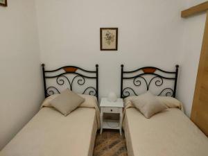 2 nebeneinander sitzende Betten in einem Schlafzimmer in der Unterkunft Piso centrico en Ribadeo in Ribadeo
