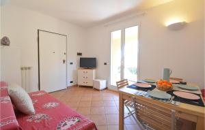 ein Wohnzimmer mit einem Tisch und einem Esszimmer in der Unterkunft Stunning Home In Diano Calderina With 2 Bedrooms in Diano Castello