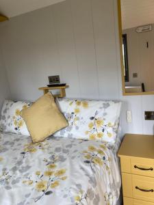 Postel nebo postele na pokoji v ubytování Atlantic Way Shepherd Hut