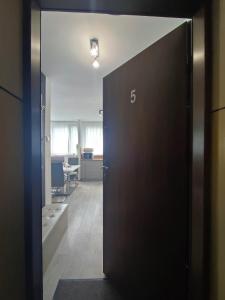 une porte menant à une chambre avec couloir dans l'établissement Komfortowy Apartament w Kłodzku, à Kłodzko