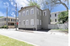 une maison au coin d'une rue avec un panneau d'arrêt dans l'établissement Forsyth Park Off Street Parking, Hist Savannah Lwr, à Savannah