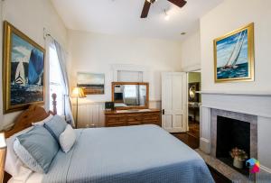 1 dormitorio con 1 cama y chimenea en Forsyth Park Off Street Parking, Hist Savannah Lwr, en Savannah