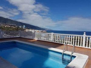 プエルト・デ・ラ・クルスにあるApartamento con piscina en Puerto de la cruzの海の景色を望むスイミングプール