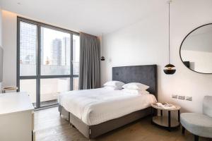 Katil atau katil-katil dalam bilik di Upscale Rotschild by Five Stay
