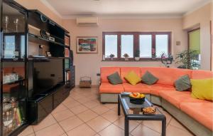 Cozy Apartment In Glavani With House Sea View في Glavani: غرفة معيشة مع أريكة وطاولة