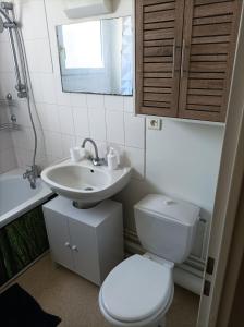 La salle de bains est pourvue de toilettes et d'un lavabo. dans l'établissement T1 confortable situé 100m plage des Minimes, à La Rochelle