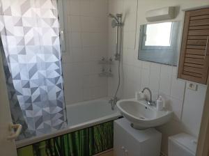 Zdjęcie z galerii obiektu T1 confortable situé 100m plage des Minimes w La Rochelle
