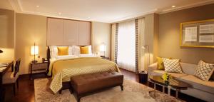 Postel nebo postele na pokoji v ubytování The Claridges New Delhi
