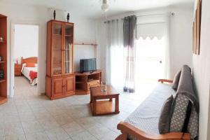 - un salon avec un canapé et une télévision dans l'établissement Apartamento Jarmar Puerto Santiago, à Puerto de Santiago