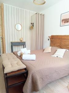 1 dormitorio con 1 cama grande y 2 almohadas en L'instant... en Marolles-sous-Lignières