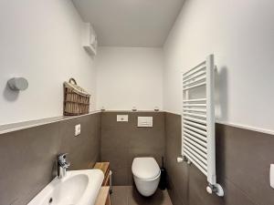 Ένα μπάνιο στο Appartement rénové à Chamonix, balcon, parking - FR-1-507-37 +9 φωτογραφίες