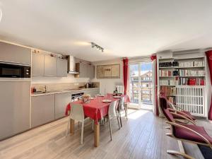 Η κουζίνα ή μικρή κουζίνα στο Appartement rénové à Chamonix, balcon, parking - FR-1-507-37