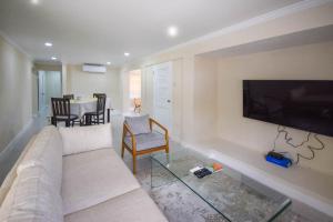 A seating area at 3 min walk to beach - Blue Waters Apt 2 apts