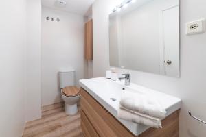 Koupelna v ubytování Apartamentos Alfaqueque A + 14 fotografií