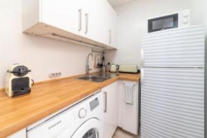 Kuchyň nebo kuchyňský kout v ubytování Apartamentos Alfaqueque A