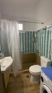 een badkamer met een toilet, een wastafel en een douche bij Εξοχικό elia lakonias in Elia Laconias
