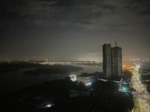 uitzicht op een stad in de nacht met een rivier en gebouwen bij Danga Bay 4pax Highest floor Nice View in Johor Bahru