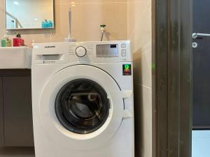 een witte wasmachine in een keuken bij Danga Bay 4pax Highest floor Nice View in Johor Bahru