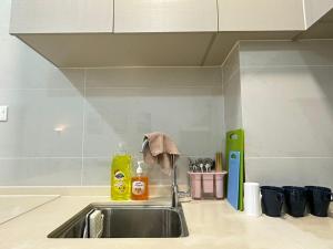 een aanrecht met een wastafel in de keuken bij Danga Bay 4pax Highest floor Nice View in Johor Bahru