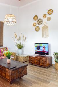 salon z telewizorem z płaskim ekranem na stole w obiekcie Galatia's House w mieście Kuklia