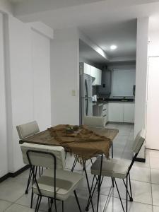 Una cocina con una mesa y sillas en una habitación. en CALMA, en La Rioja