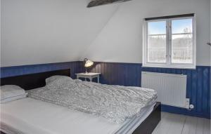 En eller flere senge i et værelse på Gorgeous Home In Olofstrm With Wifi