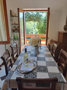 uma mesa de jantar com um vaso de flores em casale Fossitello em Torre San Severo