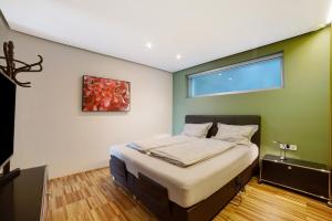 Schlafzimmer mit einem Bett mit Wandgemälde in der Unterkunft Villa Alvarium 2 in Schenna